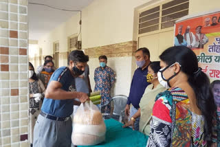Ration kit given in school of Municipal Corporation of Delhi