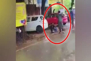 thiruvananthapuram kulathoor man beaten  man beaten and recorded  young man brutally beaten  kulathoor dyfi attack  യുവാവിനെ ക്രൂരമായി മർദിച്ചു  മർദിച്ച് രംഗം മൊബൈലിൽ പകർത്തി  കുളത്തൂർ ഡിവൈഎഫ്ഐ അക്രമം