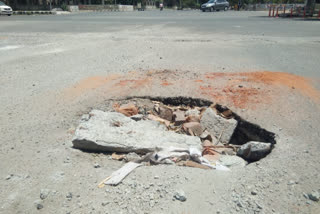 Big pit in the middle of the road in Dwarka Sector 14