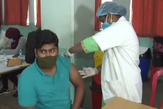 youth reaching for 18 plus corona vaccination in ranchi centers