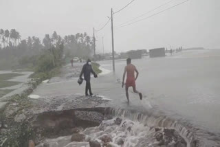 കൊല്ലത്ത് കനത്ത മഴ  heavy rains in Kollam  കനത്ത മഴയിലും കാറ്റിലും കൊല്ലം ജില്ലയിൽ വ്യാപക നാശനഷ്ടം  Extensive damage in Kollam district due to heavy rains and winds  സി.ആർ മഹേഷ് നിയുക്ത എം.എൽ.എ  Cr mahesh mla