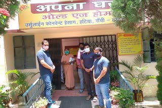 Congress workers providing food to the needy in Ranchi