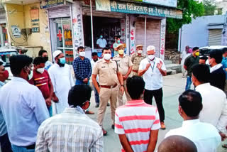 पुलिस ने की गरीब लोगों की मदद, Police helped poor people in jaipur