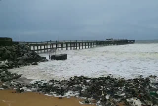 valiya thura  Valiyathura bridge tilted  Valiyathura bridge  വലിയതുറ പാലത്തിന് ചരിവ്  വലിയതുറ പാലം  തിരുവനന്തപുരം  മഴ  വെള്ളപ്പൊക്കം  റെഡ് അലർട്ട്  ദുരിതാശ്വാസ ക്യാമ്പ്