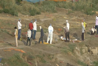 dead body found in sand at mahadevi ganga ghat