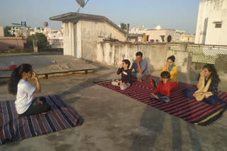 Daughters are teaching yoga in Dungarpur, डूंगरपुर में बेटियां सिखा रही योग