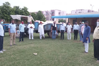 जरूरतमंदों के लिए पहुंची अनाज की ट्रॉली, Grain trolley arrived for the needy