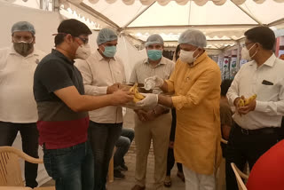 aadesh Gupta inspects Corona Vaccination Center at West Sagarpur Nigam School