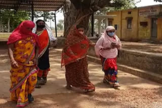 Madhuri Sahu is making villagers aware of corona infection in raipur