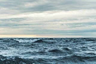 fishing boat  rain havoc  fishing boat submerged in sea  മത്സ്യ ബന്ധന ബോട്ട്  മത്സ്യ ബന്ധന ബോട്ട് കടലിൽ മുങ്ങി  മുരുകൻ തുണൈ