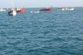 லட்சத்தீவு அருகே தமிழ்நாட்டு படகு மூழ்கியது, Fishing boat departed from Kochi capsized in Lakshwadweep