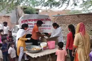 Om Foundation is providing food to the needy people in delhi