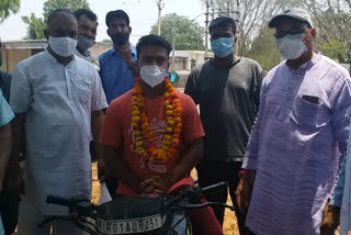 Arjun Bali, BJP district president Sanjay Naruka, Kisan Morcha district president Jitendra Rathore