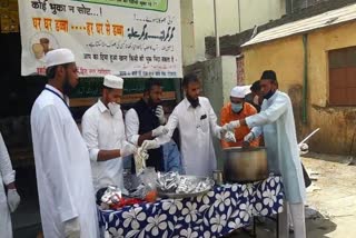 youth distributing food for needy in aurangabad