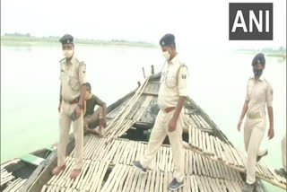 ganga  ganga river  buxar  Ganga in Buxar  Bihar Police  vigil along banks of Ganga  bodies retrieved  covid  covid19  covid patient  deadbody  deadbodies found in ganga  മൃതദേഹങ്ങൾ കണ്ടെടുത്തു  ഗംഗയിൽ മൃതദേഹങ്ങൾ കണ്ടെടുത്തു  ഗംഗാ തീരത്ത് മൃതദേഹങ്ങൾ കണ്ടെടുത്തു  ബിഹാർ പൊലീസ്  ജാഗ്രതയൊരുക്കി ബിഹാർ പൊലീസ്  ഗംഗാ തീരത്ത് ജാഗ്രതയൊരുക്കി ബിഹാർ പൊലീസ്  കൊവിഡ്  കൊവിഡ്19  കൊവിഡ് രോഗികൾ  മൃതദേഹങ്ങൾ  ബക്സാർ  ഗംഗ  ബിഹാർ  bihar