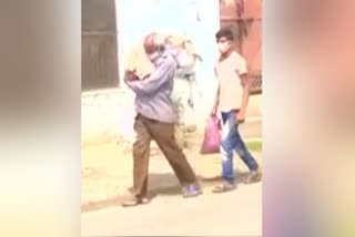 man carrying dead body of Covid-positive daughter in punjab