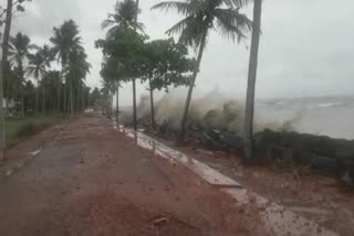 കോഴിക്കോട് കടലാക്രമണം  കടലാക്രമണ വാർത്ത കോഴിക്കോട്  390 പേരെ മാറ്റിപ്പാർപ്പിച്ചു  കടലാക്രമണത്തെ തുടർന്ന് ആളുകളെ മാറ്റിപ്പാർപ്പിച്ചു  കോഴിക്കോട് കടൽ ക്ഷോഭം വാർത്ത  കോഴിക്കോട് വീടുകൾ ഭാഗികമായി നശിച്ചു  കടൽക്ഷോഭത്തിൽ വീടുകൾ നശിക്കുന്നു  kozhikode sea squalls news  sea squalls news kozhikode  sea squalls latest news  sea squalls house kozhikode