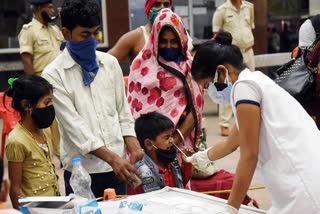 Several covid patients dying at homes in karnataka news  covid patients dying at homes due to non-availability of hospital beds news  covid patients dying at homes in karnataka latest news  karnataka covid death latest news  കര്‍ണാടകയില്‍ ആശുപത്രി കിടക്കകള്‍ ലഭിക്കാത്തതിനെ തുടര്‍ന്ന് കൊവിഡ് രോഗികള്‍ മരിക്കുന്നു വാര്‍ത്ത  കര്‍ണാടകയില്‍ വീടുകളില്‍ വച്ച് കൊവിഡ് രോഗികള്‍ മരിക്കുന്നു വാര്‍ത്ത  കര്‍ണാടക ആശുപത്രി കിടക്കകള്‍ ലഭിക്കുന്നില്ല വാര്‍ത്ത  കര്‍ണാടക കൊവിഡ് മരണം പുതിയ വാര്‍ത്ത