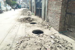 people-facing-debris-problem-in-matiala-village-of-south-delhi