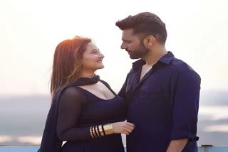 rahul-vaidya-romantic-photos-with-rashami-desai-actress-says-dont-forget-to-live-this-moment