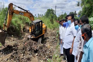 தூர்வாரும் பணியை ஆய்வு செய்த பின்னர் செய்தியாளர்களிடம் பேசிய எம்.எல்.ஏ இனிகோ இருதயராஜ்.