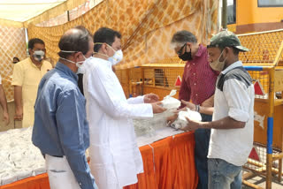 Shailendra Singh Bunty and New Delhi BJP District President Prashant Sharma distributed food