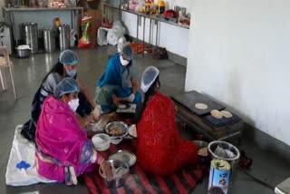 MLA Ranjana Sahu prepared food for Corona patients