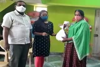 social-worker-gave-food-kit-to-trigender-in-tumkur