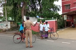 கரோனா விதிமுறைகளை மீறிய இளைஞகர்களிடம் மிதிவண்டி பறிமுதல்!