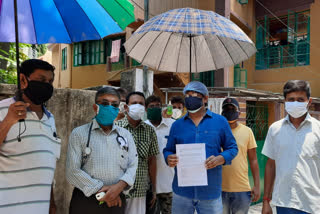 করোনা মোকাবিলায় সাহায্যার্থের হাত চন্দননগর জগদ্ধাত্রী পুজো কমিটির