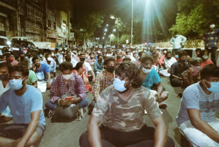 remdesivir seekers protest infront of chennai nehru stadium, நேரு ஸ்டேடியம் முன்பாக மக்கள் தர்ணா போராட்டம், ரெம்டெசிவிர் மருந்து கேட்டு போராட்டத்தில் ஈடுபட்ட மக்கள்