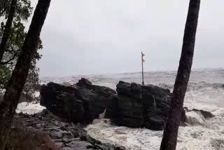 കടലേറ്റത്തില്‍ ചരിത്രസ്മാരകം തകര്‍ന്ന് വീണു വാര്‍ത്ത  കണ്ണൂരില്‍ കരിങ്കല്‍ സ്തൂപം തകര്‍ന്ന് വീണു വാര്‍ത്ത  കടലേറ്റത്തില്‍ കരിങ്കല്‍ സ്തൂപം തകര്‍ന്നു വീണു വാര്‍ത്ത  കണ്ണൂര്‍ കടലേറ്റം പുതിയ വാര്‍ത്ത  historical monument collapsed in sea attack news  historical monument collapsed in sea attack kannur news  kannur sea attack latest news  historical monument collapsed news