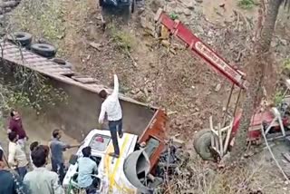 kota news  ramganjmandi news  कोटा न्यूज  रामगंजमंडी न्यूज  ट्रेलर खाई में गिरा  असंतुलित हुआ ट्रक  हादसा  accident  Trailer fell into the abyss  Unbalanced truck