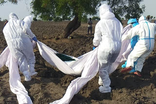 students conducts funeral of teacher by wearing  ppe kit