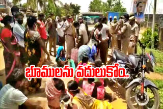 Chenchu people obstructing forest officers