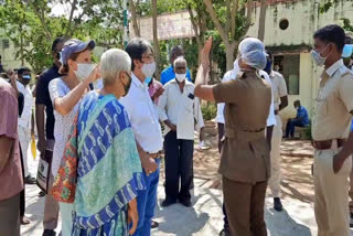 கரோனா தடுப்பூசி தட்டுப்பாடு : காவல்துறையிடம் பொதுமக்கள் வாக்குவாதம்