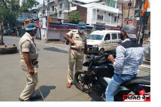 police-came-on-the-road-to-follow-the-rules-of-lockdown-in-hazaribag