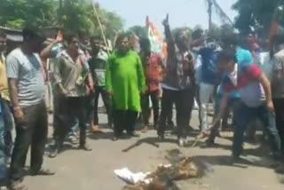 protest on arrest of 3 tmc leaders in west medinipur