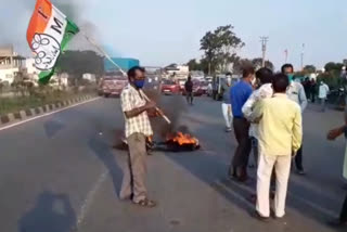 পানাগড়ে 2 নম্বর জাতীয় সড়কে টায়ার জ্বালিয়ে বিক্ষোভ তৃণমূল কর্মী-সমর্থকের