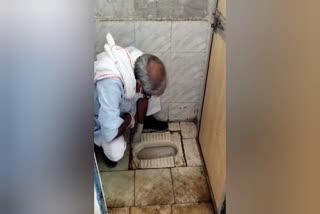 mp-janardhan-cleaned-the-toilet-at-kunj-bihari-quarantine-center