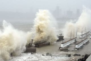 cyclone hits Gujarat  tauktae cyclone hits Gujarat  tauktae  ടൗട്ടെ ഗുജറാത്തിലേക്ക്  അതിതീവ്ര ചുഴലിക്കാറ്റ്‌  ടൗട്ടെ ചുഴലിക്കാറ്റ്‌  വിജയ് രൂപാണി