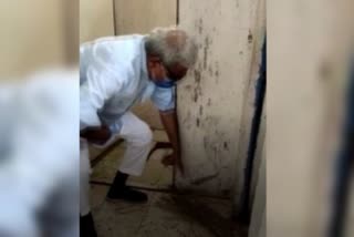 BJP MP Janardan Mishra cleaning toilet