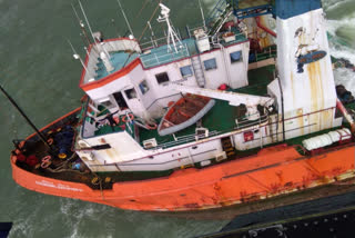 indian navy  indian navy rescue in mumbai  cyclone  tauktae  ന്യൂഡൽഹി  ടൗട്ടെ ചുഴലിക്കാറ്റ്  മുംബൈ തീരം  അതിതീവ്ര ചുഴലിക്കാറ്റ്