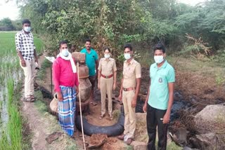 தண்டராம்பட்டு அருகே 1,000 லிட்டர் சாராய ஊரல் அழிப்பு பெண் ஒருவர் கைது!