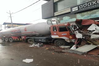 Tanker lorry accident in Kannur  Tanker lorry accident  accident in Kannur  Tanker lorry  Kannur  Kannur accident  കണ്ണൂരിൽ ടാങ്കർ ലോറി അപകടം  കണ്ണൂരിൽ അപകടം  ടാങ്കർ ലോറി അപകടം  കണ്ണൂർ അപകടം  കണ്ണൂർ  ലോറി അപകടം  ടാങ്കർ അപകടം  Tanker accident  lorry accident