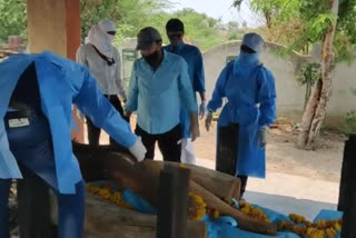 डॉक्टरांच्या पुढाकाराने केले जातात कोरोना मृतकांच्या मृतदेहावर अंत्यसंस्कार