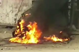 scooty suddenly caught fire at mechanic shop in vijaynagar ghaziabad