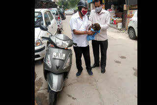 man sent for injured eagle to treatment in sanjay gandhi animal hospital in delhi