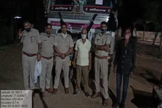 वन विभाग की कार्रवाई, पत्थर भरा ट्रक जब्त,  पत्थरों का अवैध खनन, Action of forest department,  Stone truck seized, Action in Karauli