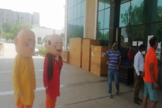 social-worker-is-feeding-food-to-patient-family-in-motu-patlu-costumes